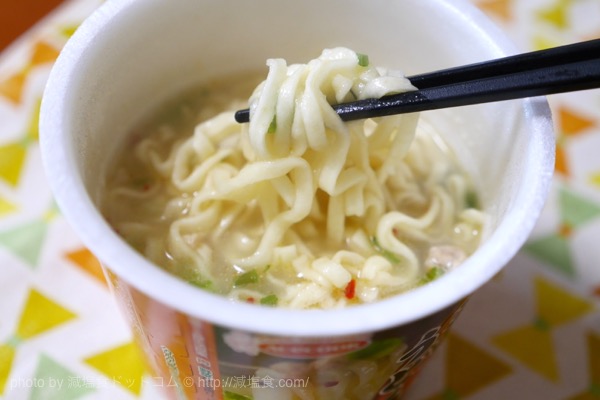 エースコック「だしの旨みで減塩 鶏炊きうどん」を食べてみました！全部食べても食塩1.5g分！